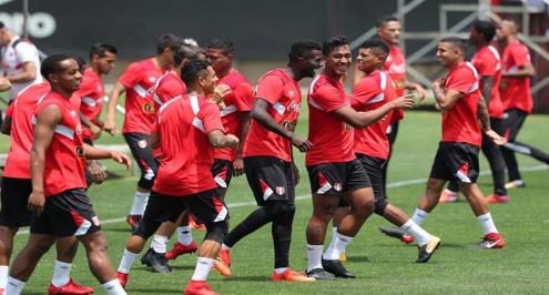 رئيس بيرو يزور معسكر المنتخب ويؤكد: تفصلنا 90 دقيقة عن المونديال